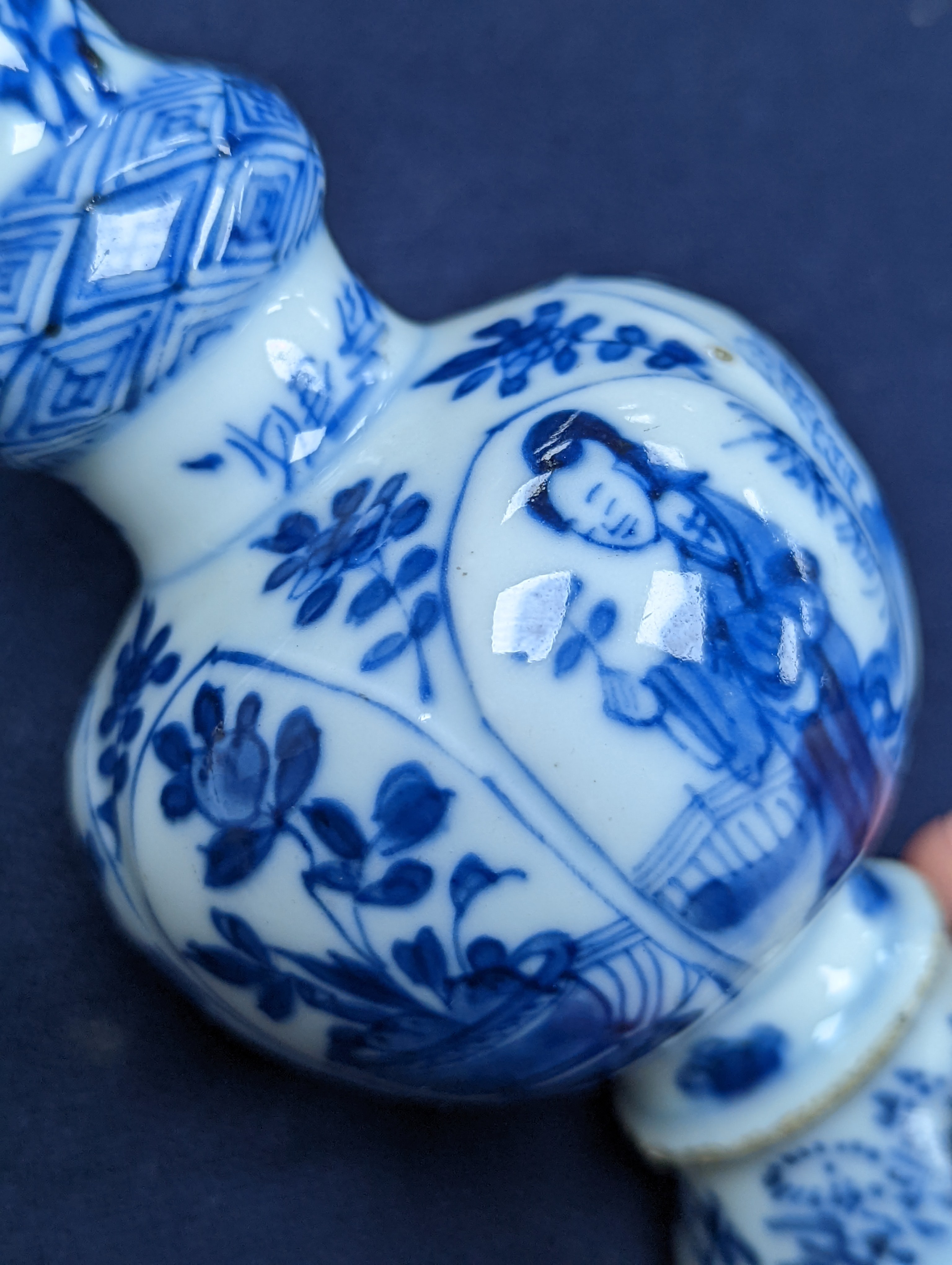 A Chinese Kangxi blue and white garlic neck vase, rim reduced 11cm